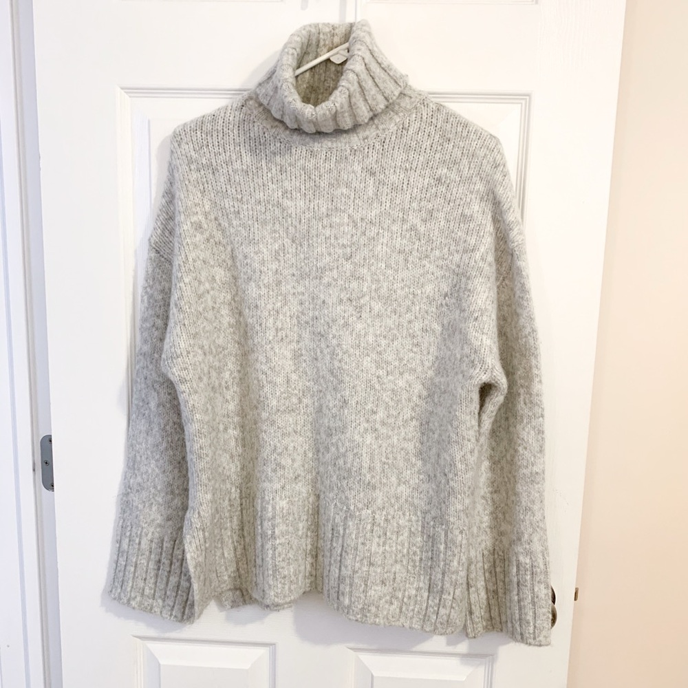 H&M Light Gray Turtleneck Sweater size XS